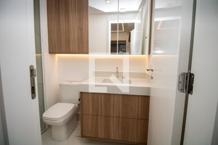 Banheiro da suíte- panorama com espelho de apartamento à venda com 2 quartos, 65m² em Indianópolis, São Paulo