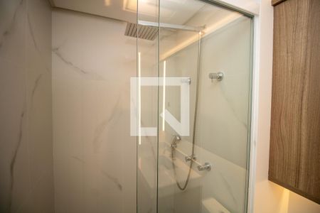 Banheiro da suíte- box e chuveiro de apartamento à venda com 2 quartos, 65m² em Indianópolis, São Paulo