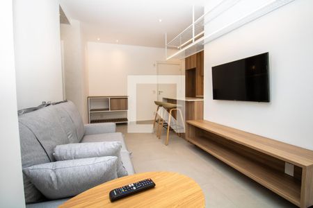 Sala- estar com sofá e TV de apartamento à venda com 2 quartos, 65m² em Indianópolis, São Paulo