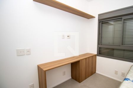 Apartamento à venda com 65m², 2 quartos e 1 vagaQuarto- bancada de escrivaninha e persiana