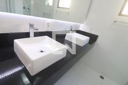 Casa à venda com 242m², 3 quartos e 6 vagasBanheiro Quarto 1