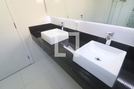 Casa à venda com 242m², 3 quartos e 6 vagasBanheiro Quarto 1