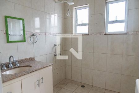 Casa à venda com 300m², 3 quartos e 4 vagasBanheiro da suíte 1