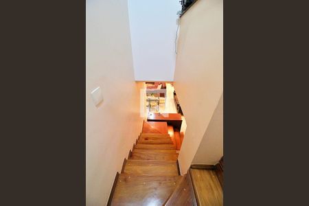 Casa à venda com 200m², 3 quartos e 4 vagasEscada