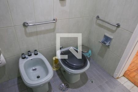 Casa à venda com 180m², 3 quartos e sem vaga Casa à venda com 180m², 3 quartos e sem vagaBanheiro