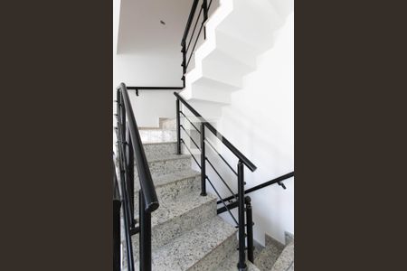 Casa à venda com 120m², 3 quartos e 2 vagas Casa à venda com 120m², 3 quartos e 2 vagasEscada