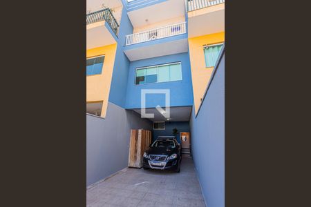 Casa à venda com 240m², 3 quartos e 3 vagasGaragem e fachada interna