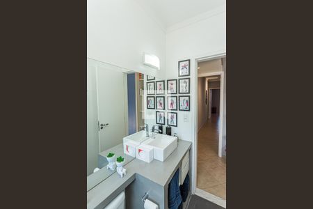 Casa à venda com 240m², 3 quartos e 3 vagasBanheiro suite 1