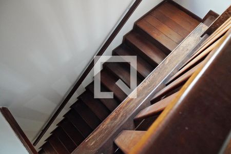 Casa para alugar com 250m², 4 quartos e 2 vagasEscada