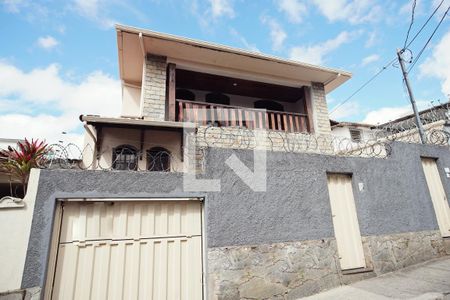 Casa para alugar com 250m², 4 quartos e 2 vagasFachada