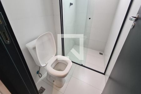 Banheiro de kitnet/studio para alugar com 1 quarto, 33m² em Quinta da Paineira, São Paulo