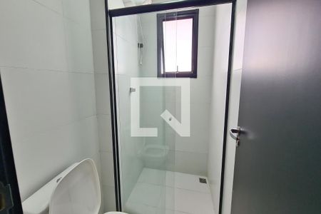 Banheiro de kitnet/studio para alugar com 1 quarto, 33m² em Quinta da Paineira, São Paulo