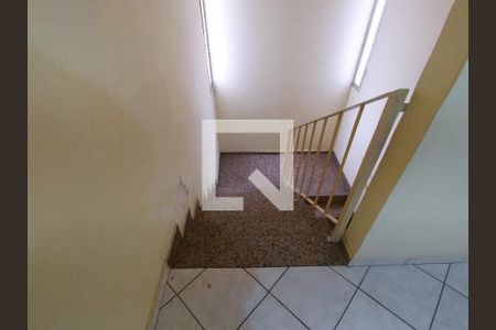 Casa à venda com 168m², 3 quartos e 2 vagasEscada acesso aos cômodos de baixo 