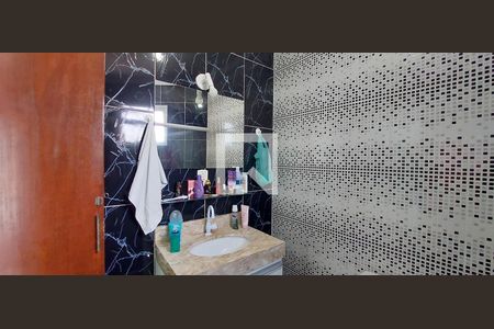 Casa à venda com 176m², 3 quartos e 4 vagasBanheiro 2