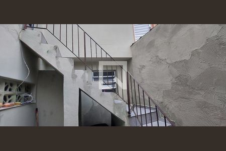 Casa para alugar com 250m², 2 quartos e 2 vagasEscada quarto 3