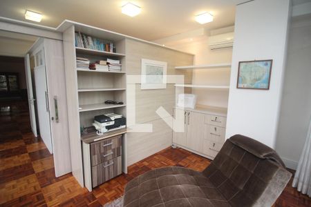 Casa à venda com 670m², 6 quartos e 8 vagasEscritório