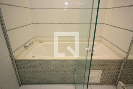 Casa à venda com 670m², 6 quartos e 8 vagasBanheiro da Suíte 1