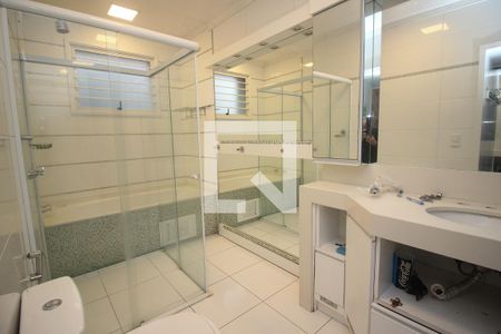 Casa à venda com 670m², 6 quartos e 8 vagasBanheiro da Suíte 1