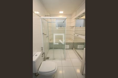 Casa à venda com 670m², 6 quartos e 8 vagasBanheiro da Suíte 1