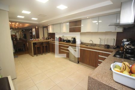 Casa à venda com 670m², 6 quartos e 8 vagasCozinha