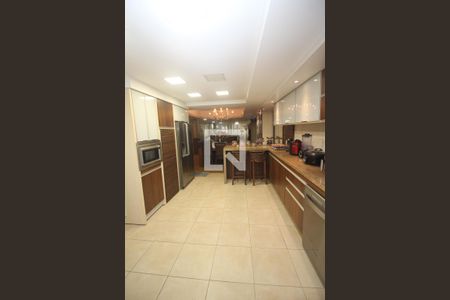 Casa à venda com 670m², 6 quartos e 8 vagasCozinha