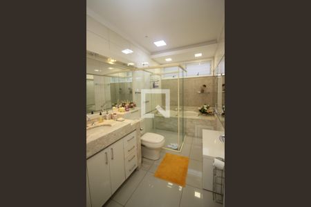 Casa à venda com 670m², 6 quartos e 8 vagasBanheiro da Suíte 2