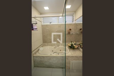 Casa à venda com 670m², 6 quartos e 8 vagasBanheiro da Suíte 2