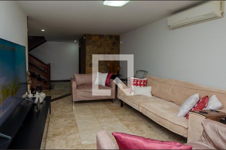 Casa de condomínio à venda com 1180m², 4 quartos e 3 vagasSala de TV