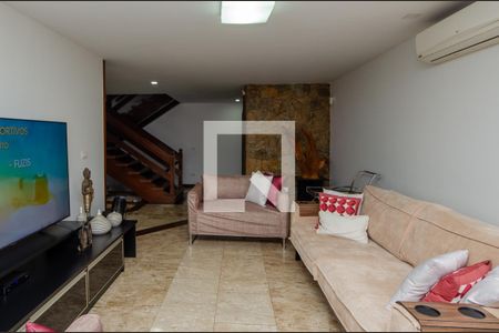 Casa de condomínio à venda com 1180m², 4 quartos e 3 vagasSala de TV