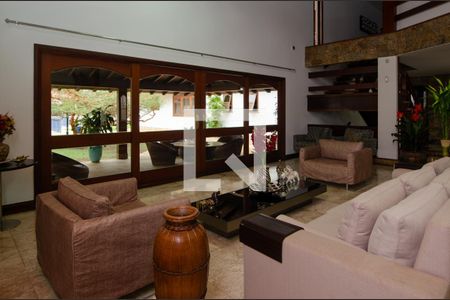 Sala de estar de casa de condomínio à venda com 4 quartos, 1180m² em Barra da Tijuca, Rio de Janeiro