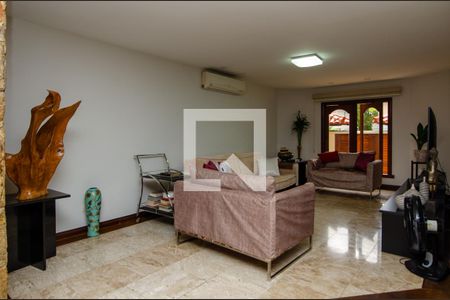 Casa de condomínio à venda com 1180m², 4 quartos e 3 vagasSala de TV