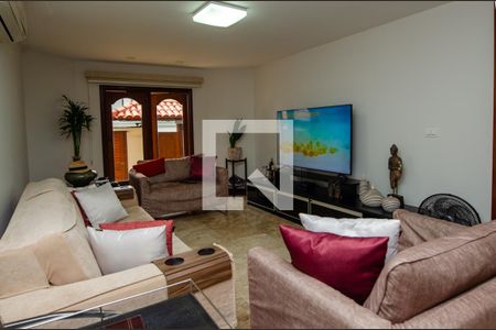 Casa de condomínio à venda com 1180m², 4 quartos e 3 vagasSala de TV