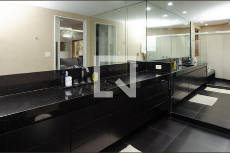 Casa de condomínio à venda com 1180m², 4 quartos e 3 vagasBanheiro da Suíte 1