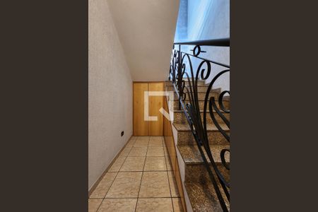 Casa à venda com 272m², 5 quartos e 8 vagas Casa à venda com 272m², 5 quartos e 8 vagasEscada com armário embutido