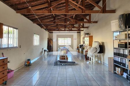 Casa à venda com 272m², 5 quartos e 8 vagas Casa à venda com 272m², 5 quartos e 8 vagasSalão de Festas