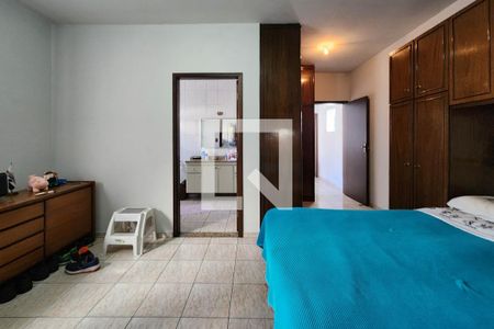 Casa à venda com 272m², 5 quartos e 8 vagas Casa à venda com 272m², 5 quartos e 8 vagasSuíte