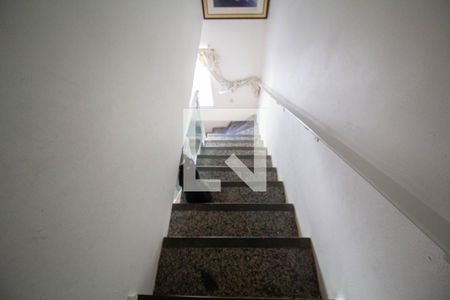 Casa de condomínio à venda com 68m², 2 quartos e 1 vagaEscada