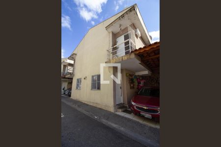 Casa de condomínio à venda com 68m², 2 quartos e 1 vagaFachada