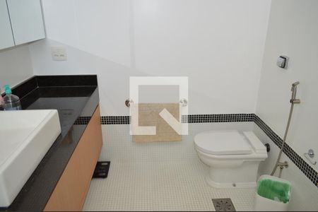 Casa à venda com 350m², 5 quartos e 6 vagasBanheiro da Suíte 2