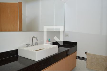 Casa à venda com 350m², 5 quartos e 6 vagasBanheiro da Suíte 2