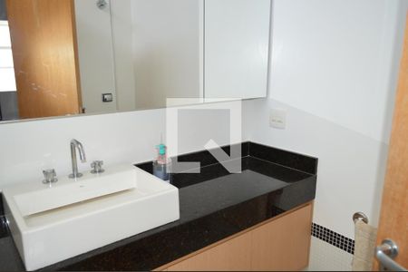 Casa à venda com 350m², 5 quartos e 6 vagasBanheiro da Suíte 2