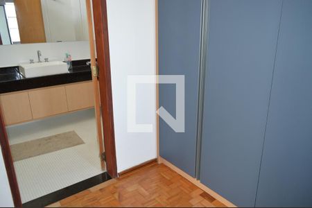 Casa à venda com 350m², 5 quartos e 6 vagasCloset da suíte 2