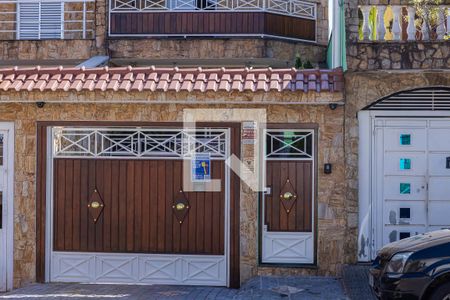 Casa à venda com 220m², 3 quartos e 6 vagas Casa à venda com 220m², 3 quartos e 6 vagasFachada