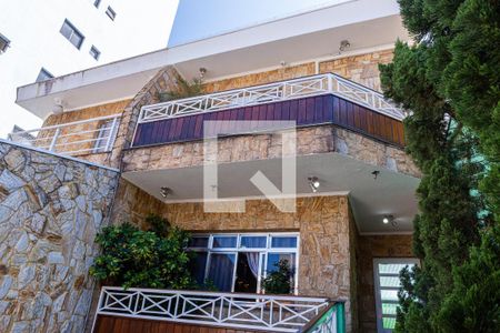 Casa à venda com 220m², 3 quartos e 6 vagas Casa à venda com 220m², 3 quartos e 6 vagasFachada