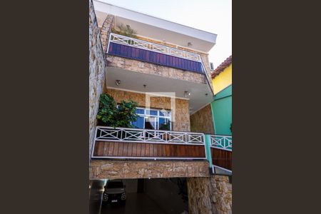 Casa à venda com 220m², 3 quartos e 6 vagas Casa à venda com 220m², 3 quartos e 6 vagasFachada