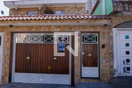 Casa à venda com 220m², 3 quartos e 6 vagas Casa à venda com 220m², 3 quartos e 6 vagasFachada