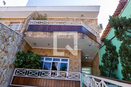 Casa à venda com 220m², 3 quartos e 6 vagas Casa à venda com 220m², 3 quartos e 6 vagasFachada