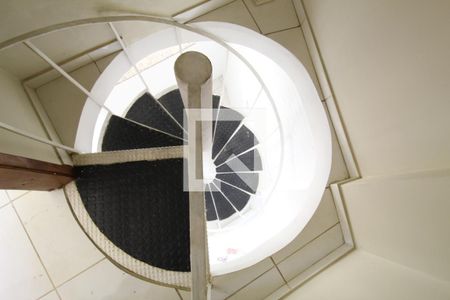 Casa à venda com 90m², 3 quartos e 2 vagasEscada