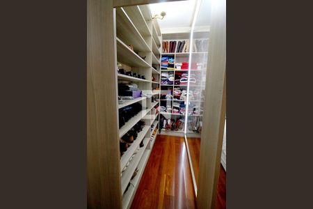 Casa para alugar com 450m², 4 quartos e 8 vagas Casa para alugar com 450m², 4 quartos e 8 vagasCloset da Suíte 4