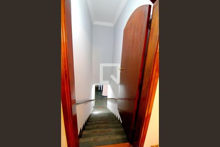 Casa para alugar com 450m², 4 quartos e 8 vagas Casa para alugar com 450m², 4 quartos e 8 vagasEscada